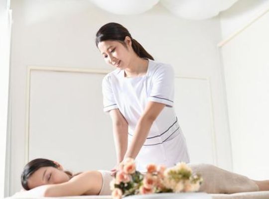 リンパ　ヘッドマッサージ　セラピスト