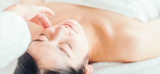 リンパマッサージの資格を取るなら小顔経路リンパケアコース