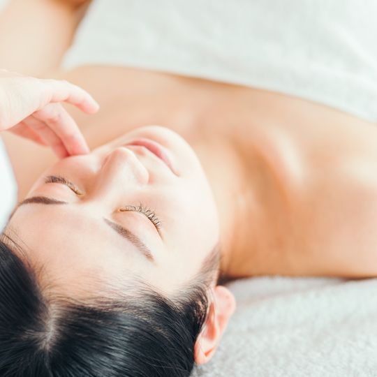 リンパマッサージの資格を取るなら小顔経路リンパケアコース